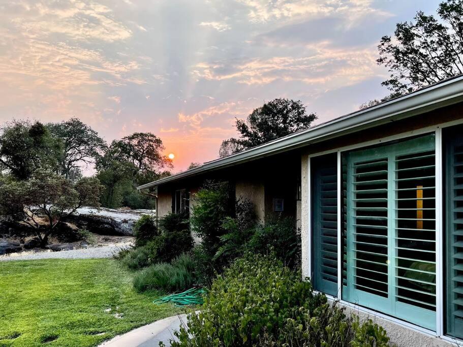 Relax at Yosemite, Cozy House with King Bed, Private Hot Tub & Fast Wi-Fi, Near town - Chambres d’hôtes Oakhurst