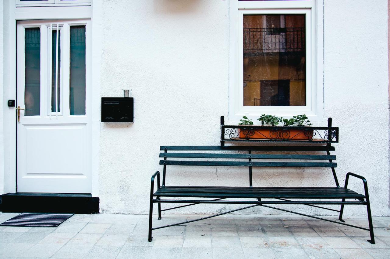 Black & White Apartment with a gift soft PANDA - B&B Budapest