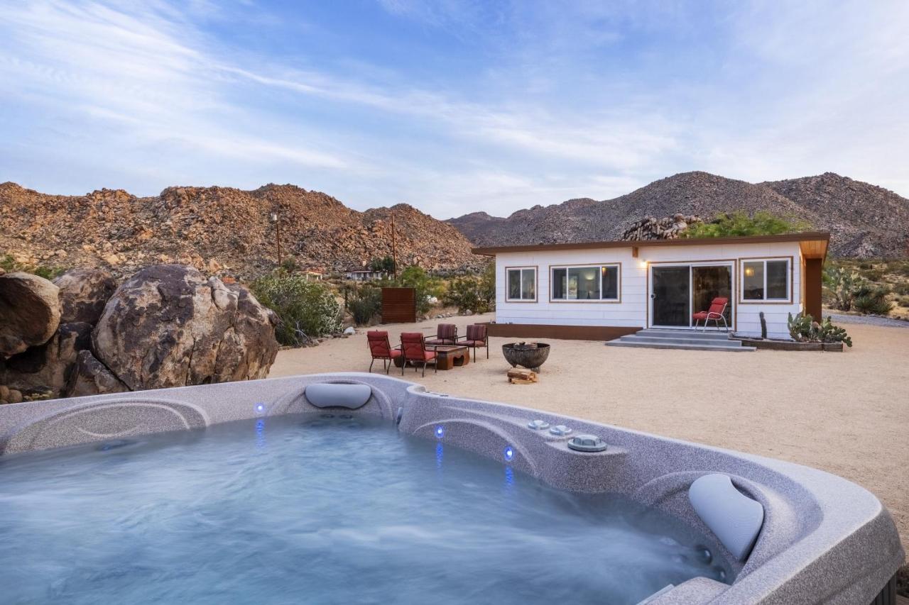 B&B Joshua Tree - La Luna Azul - Privacy in the Boulders with Hot Tub & Fire Pit home - Bed and Breakfast Joshua Tree