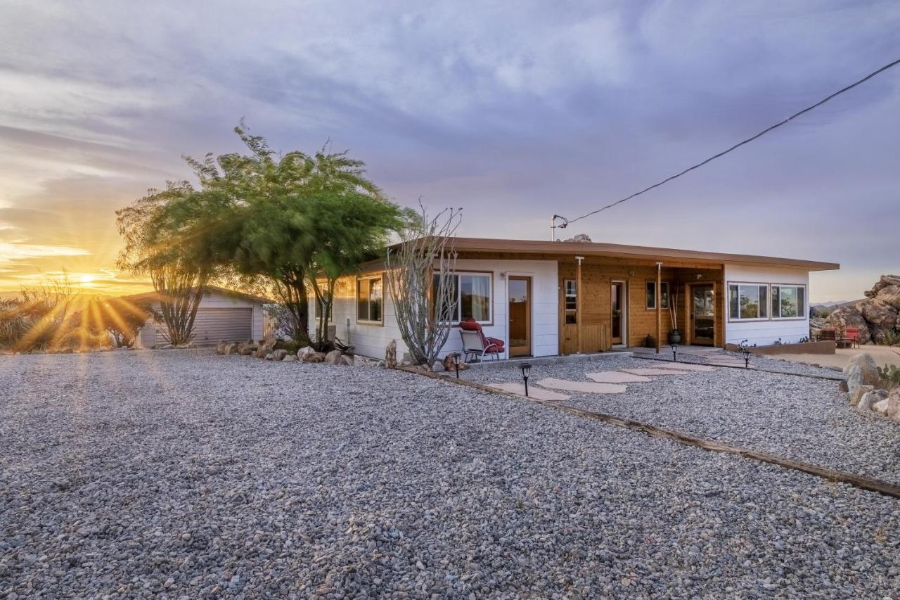 B&B Joshua Tree - La Luna Azul - Privacy in the Boulders with Hot Tub & Fire Pit home - Bed and Breakfast Joshua Tree