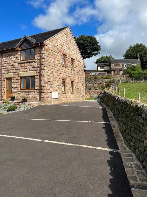 Staycation 3-bedroom home with panoramic views free off road parking - Bed and Breakfast