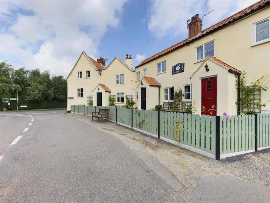 B&B Grantham - Two Bedroom Cottage (rural setting with good Access links) - Bed and Breakfast Grantham