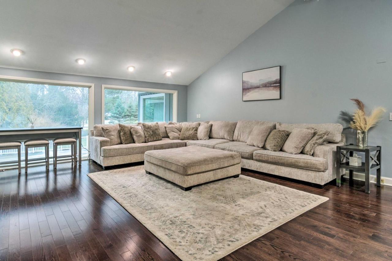 Spacious Rochester Home with Heated Pool and Hot Tub! - B&B