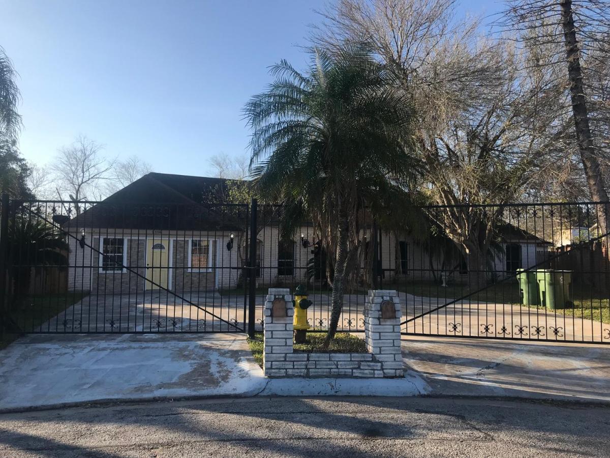 Cheerful 4 bedroom home with pool and BBQ area with 5th bedroom option - B&B