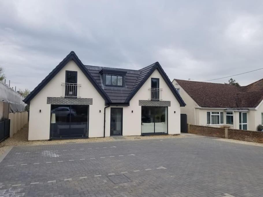 Evergreen Lodge - Two Bed Lux Flat - Parking, Garden, Patio, WIFI, Netflix - Close to Blenheim Palace & Oxford - F3 - B&B Kidlington