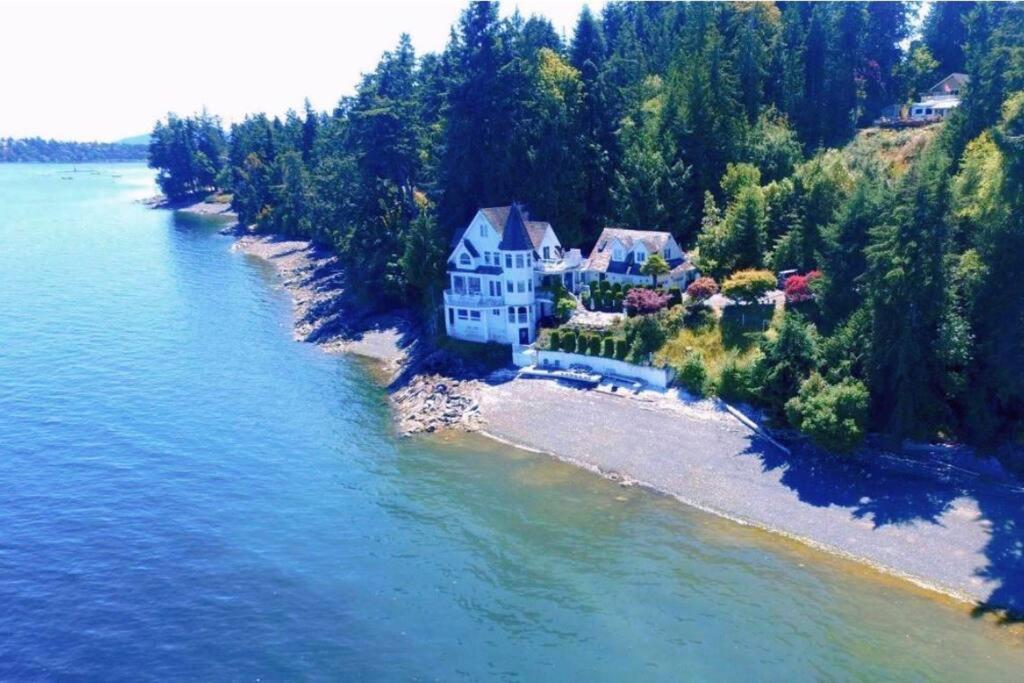 Vancouver Castle Waterfront with hot tub beach downtown - B&B