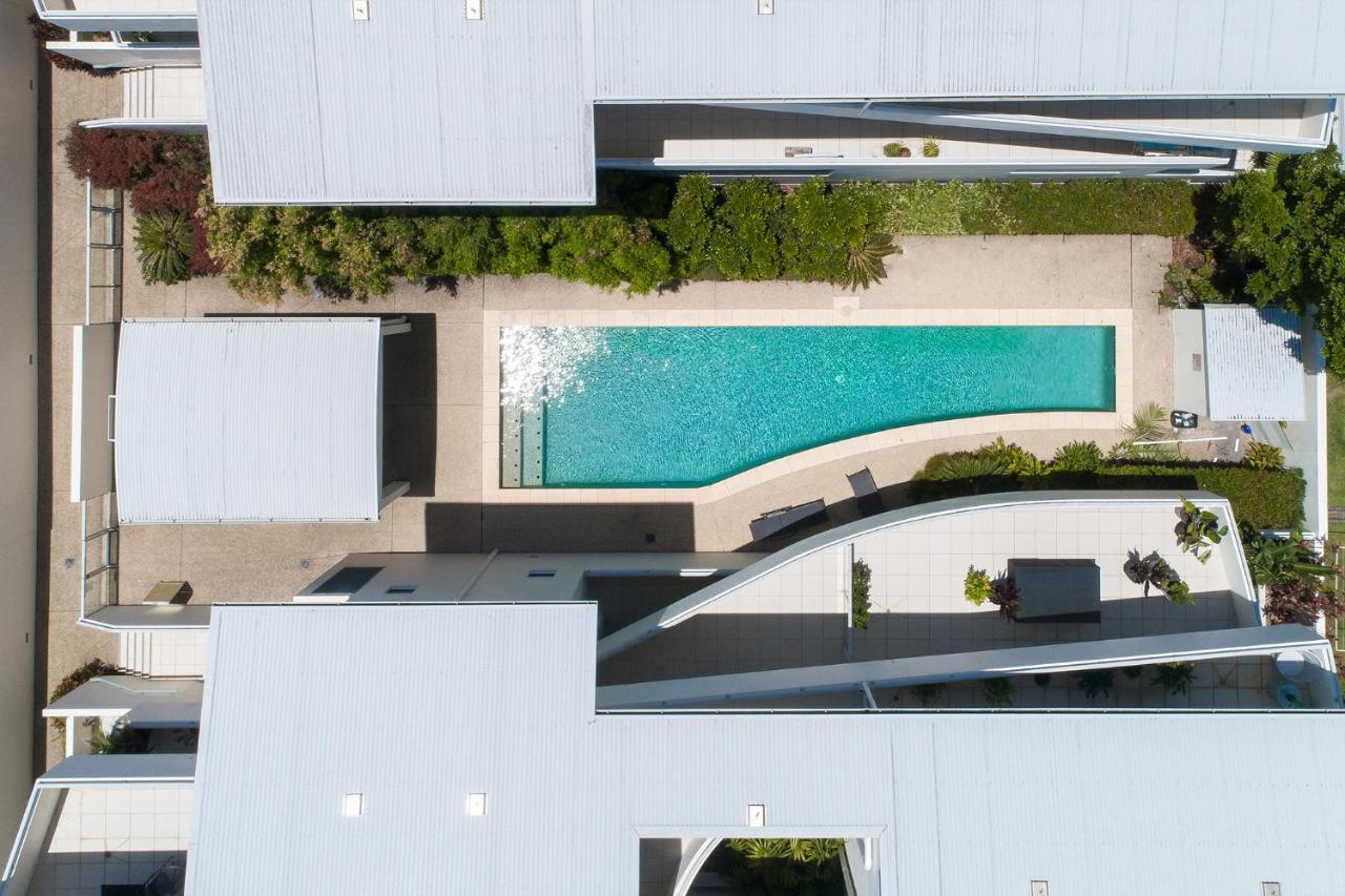 City oasis - 3 BR apt. on Maroochy river, pool, AC - B&B