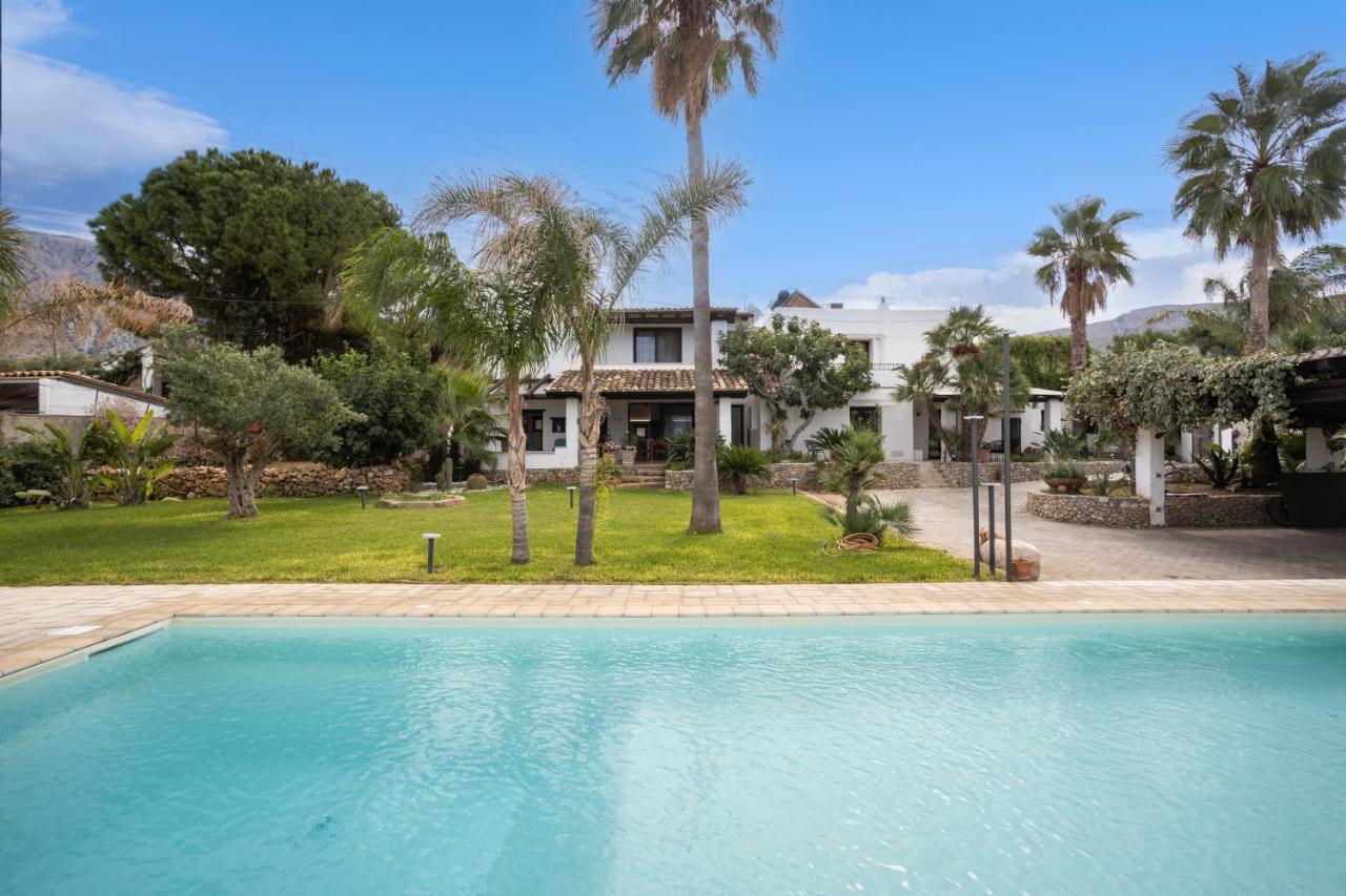 Villa a 300 Mt. dal Mare (Magaggiari) con campo da tennis - B&B Cinisi