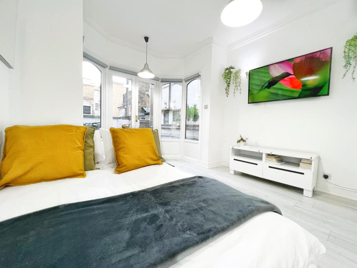 B&B London - LUXURIOUS Terrace 2 Bedrooms in Relaxing Covent Garden Apartment - Bed and Breakfast London