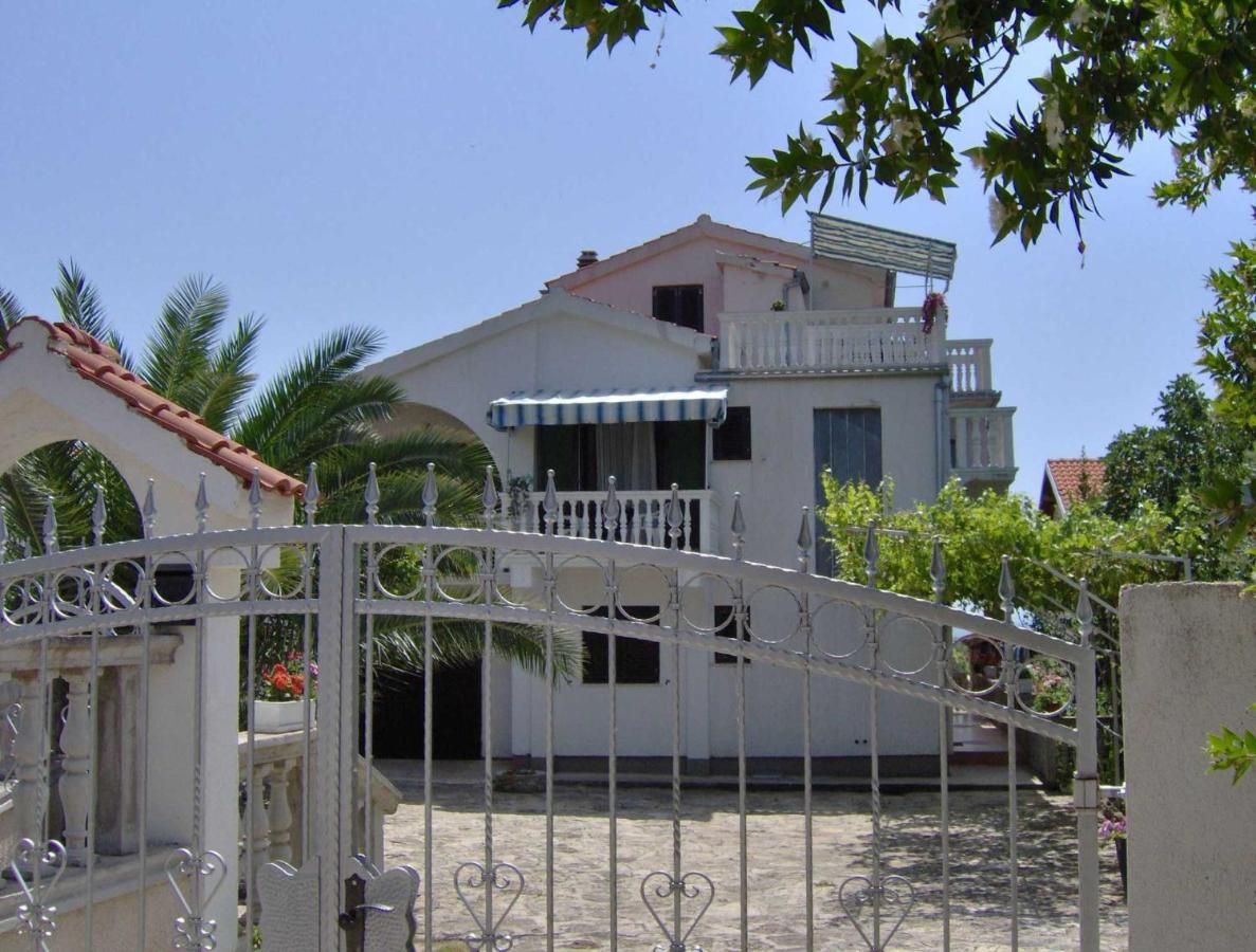 Apartments Antonela with seavies - B&B
