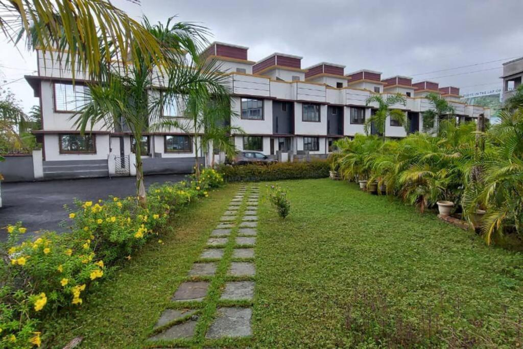 B&B Pālghar - Vista Manor - 3 BHK with pool-1.5 hrs from Mumbai - Bed and Breakfast Pālghar