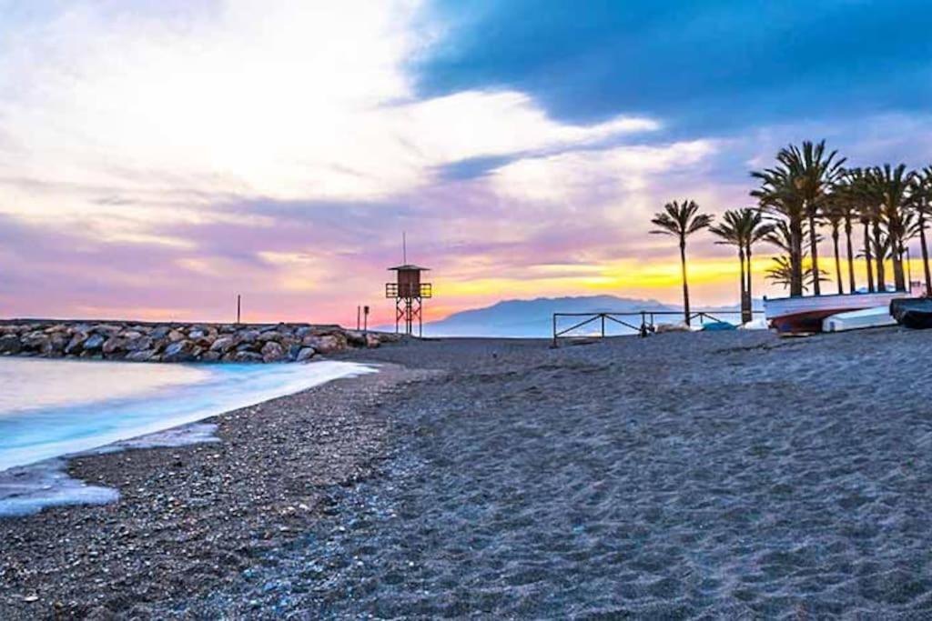 Precioso piso Torrenueva con Piscina y cerca Playa - Chambres d'hôtes Torrenueva