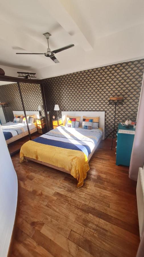 Sunny Apartment with Nice View in History City Center - Chambres d’hôtes