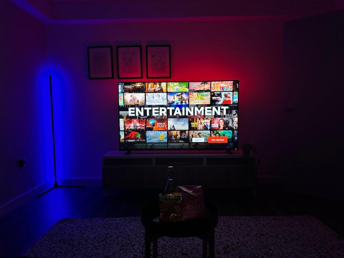 Large 65 Inch TV Full Kitchen Long-Stay Ready - Bed and Breakfast