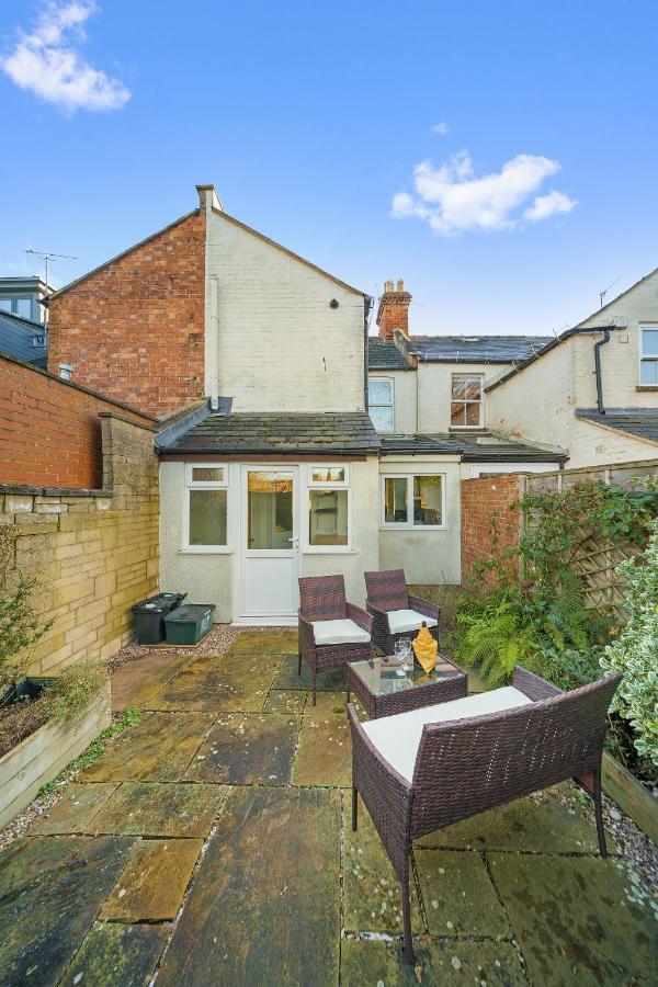 Cotswolds - 3 bed house, with Garden, WiFi - Esho Stays - B&B