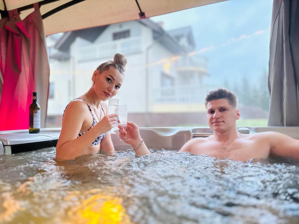 Zimmer mit Kingsize-Bett und Whirlpool