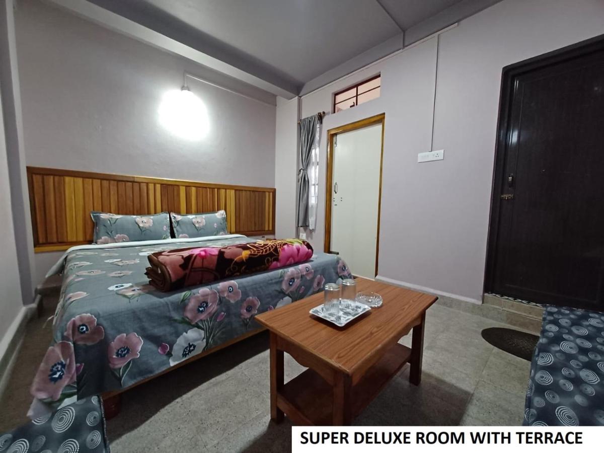 Zimmer mit Kingsize-Bett und Bergblick