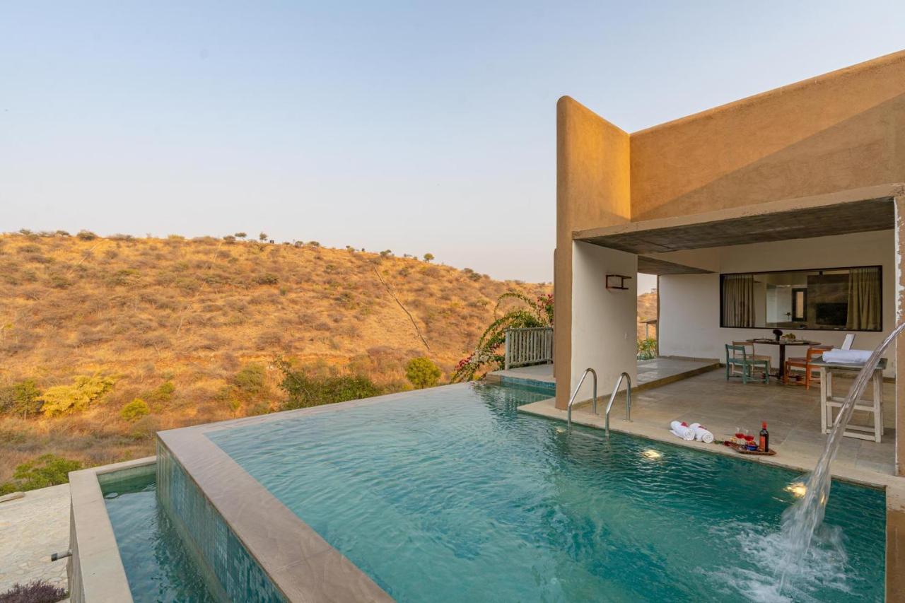 B&B Udaipur - StayVista's Sage Scenery - Mountain-View Villa with Infinity Pool & Terrace - Bed and Breakfast Udaipur