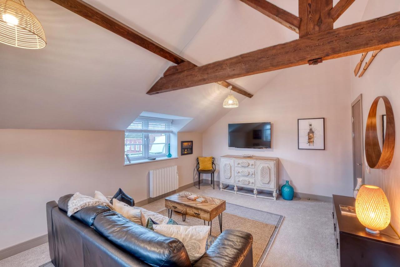 B&B Worcester - The Station Loft City Centre 1-Bed Apartment - Bed and Breakfast Worcester
