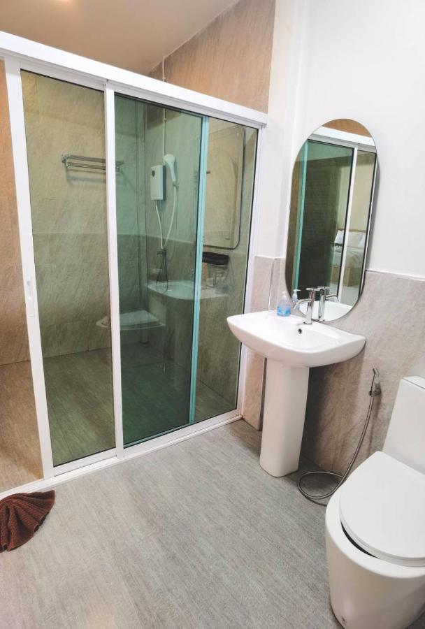 Habitación con cama extragrande y vistas al jardín 