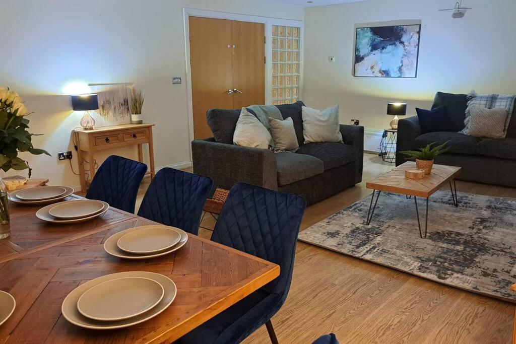 B&B Cardiff - Spacious 2 Bed Perfect for City Centre & Bay, Pool, Gym - Bed and Breakfast Cardiff