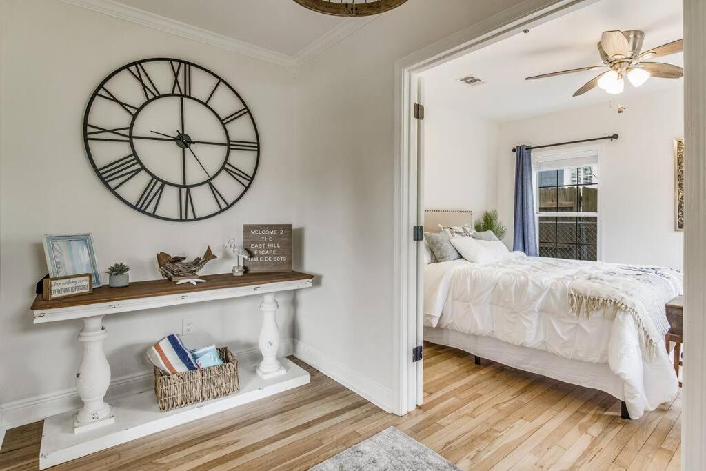 The East Hill Escape, A Bay View Beachy Cottage - B&B Pensacola