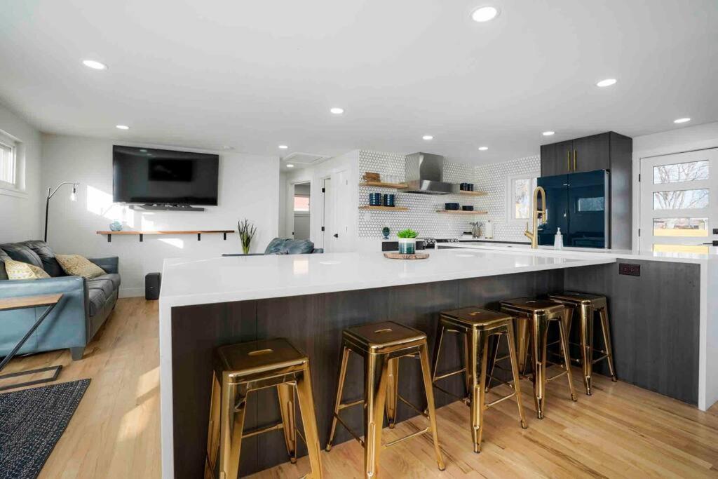 Sleeps 16 - 15 min/Downtown, 10 min/Medical Center - Ferienwohnung