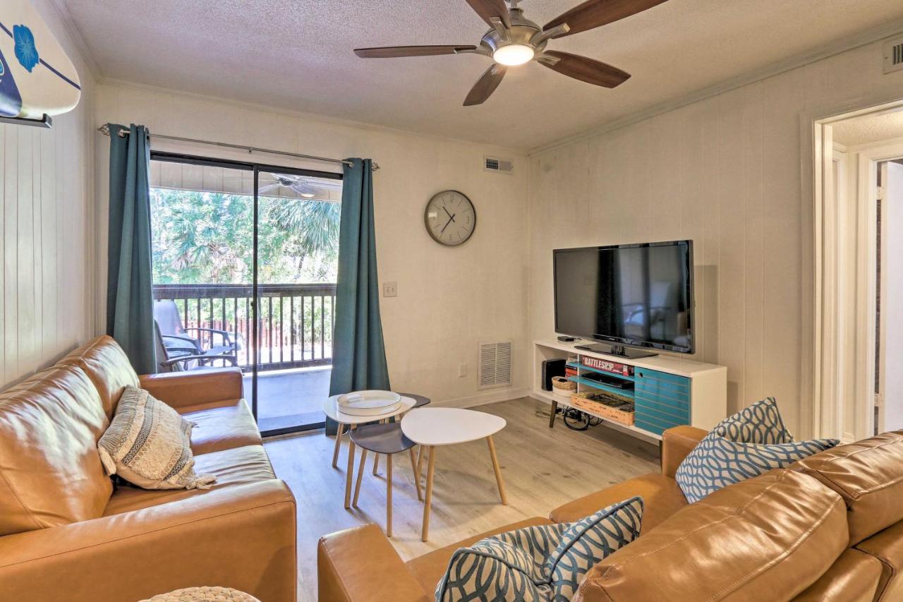 Hilton Head Condo with Covered Balcony and Pool Access - Chambres d’hôtes