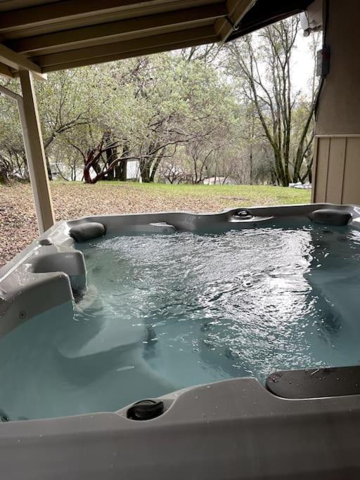 The Happy Cabin w/ hot tub - Ferienwohnung