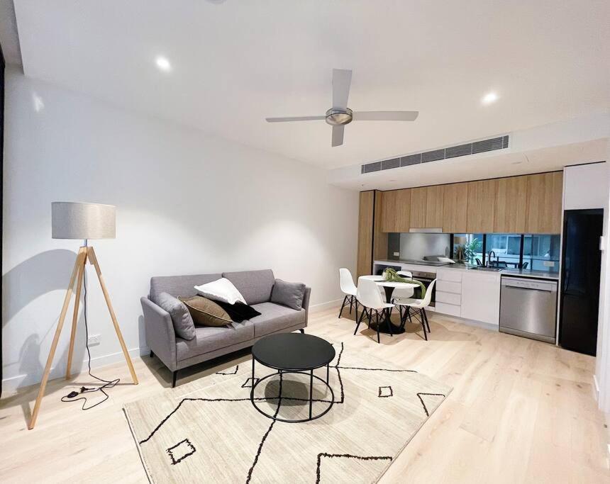 B&B Brisbane - New Modern apartment next to Westfield Chermside - Bed and Breakfast Brisbane