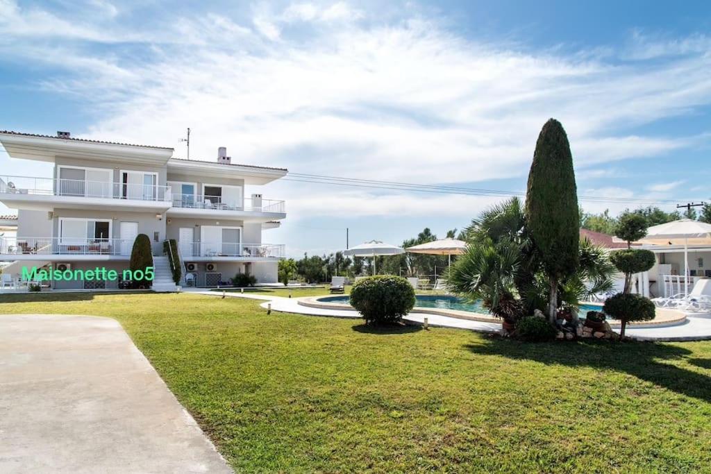 Family Maisonette with pool #5 - Chambres d’hôtes