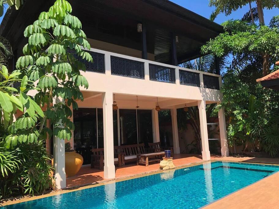 B&B Ban Na Chom Thian - Villa with Swimming Pool/Jacuzzi and boat mooring - Bed and Breakfast Ban Na Chom Thian