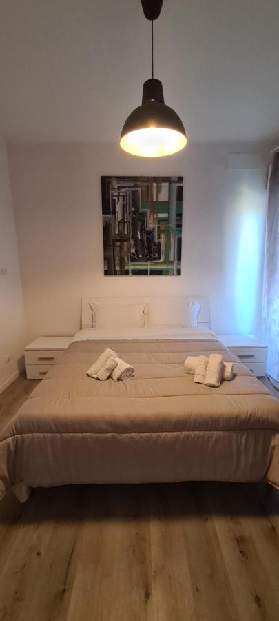 Zimmer mit Kingsize-Bett und Balkon
