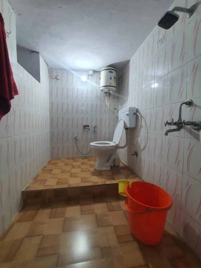 Habitación Compartida para hombres con 6 camas