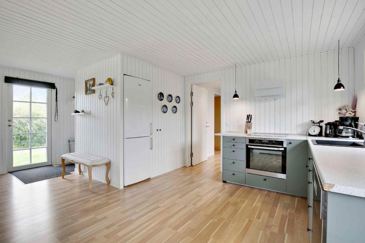Renoveret sommerhus nær fjord - Stor terrasse, have & plads til 7 gæster - B&B Kyndeløse