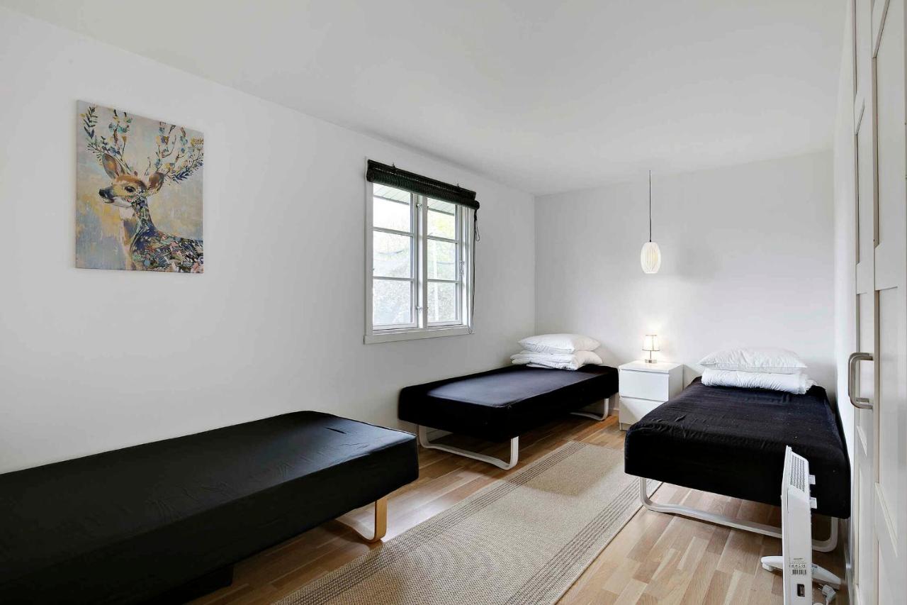 Renoveret sommerhus nær fjord - Stor terrasse, have & plads til 7 gæster - B&B Kyndeløse