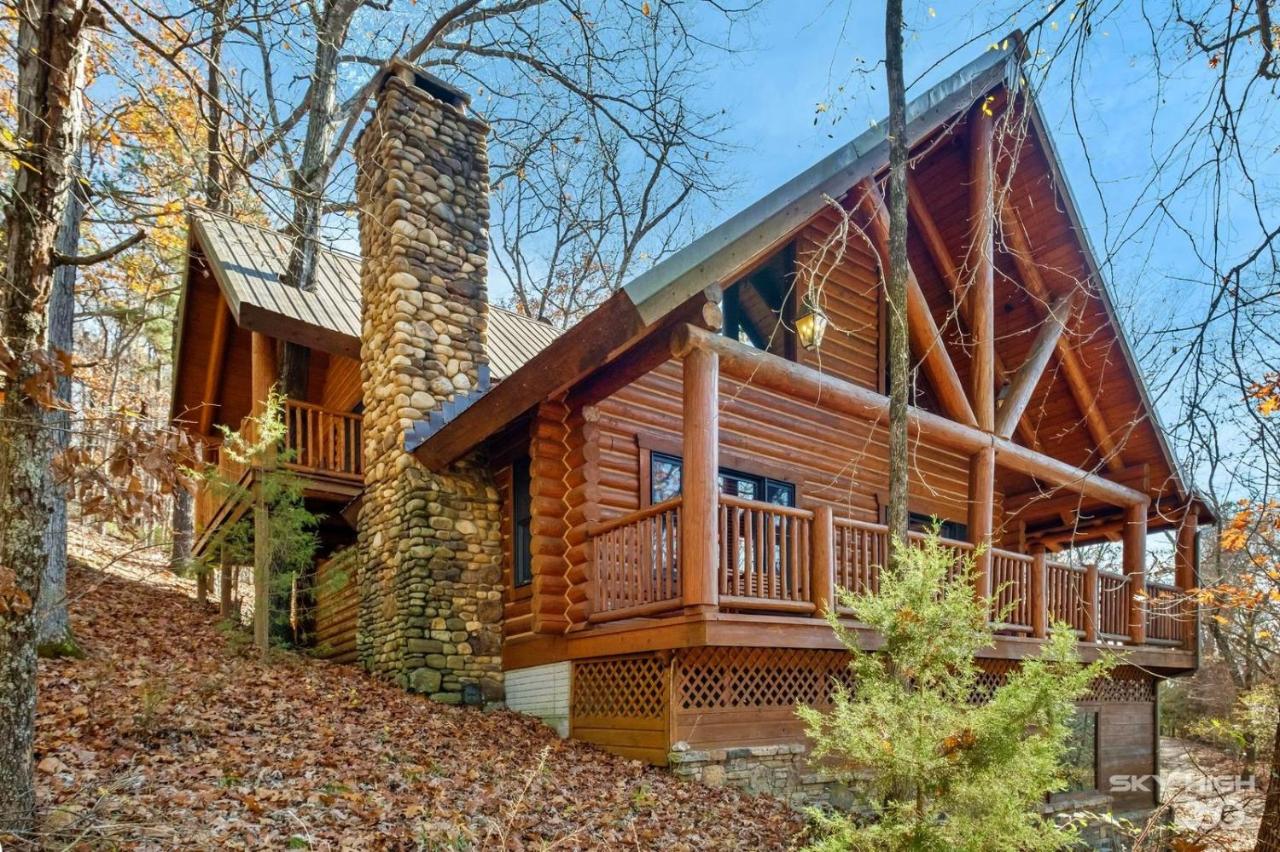 Mountaineer One-Bedroom Cottage with Spa Bath – Hill View