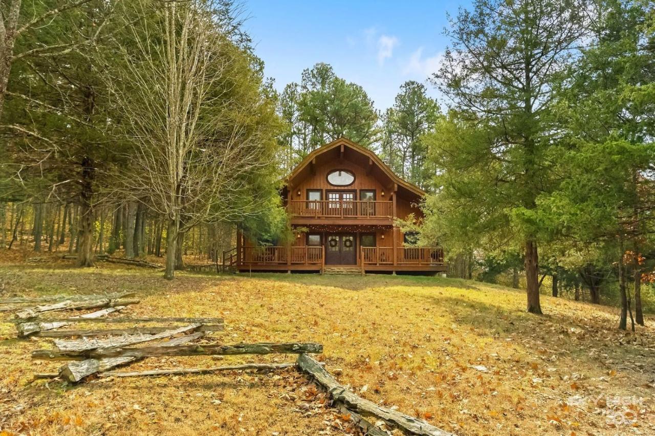 The Barn Two-Bedroom Cottage with Hot Tub – Forest View