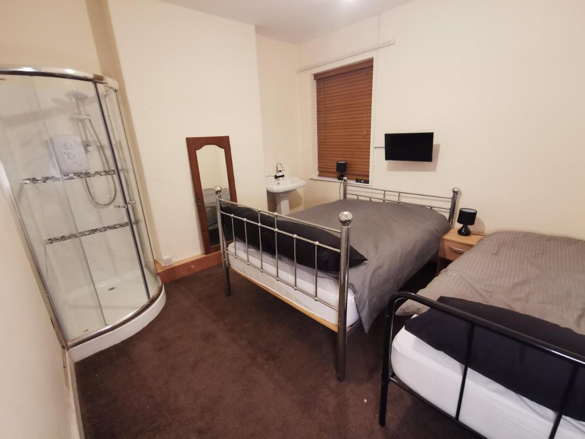 B&B Manchester - Old Trafford City Centre Events 4 Bedrooms 6 rooms sleeps 3 - 8 - Bed and Breakfast Manchester