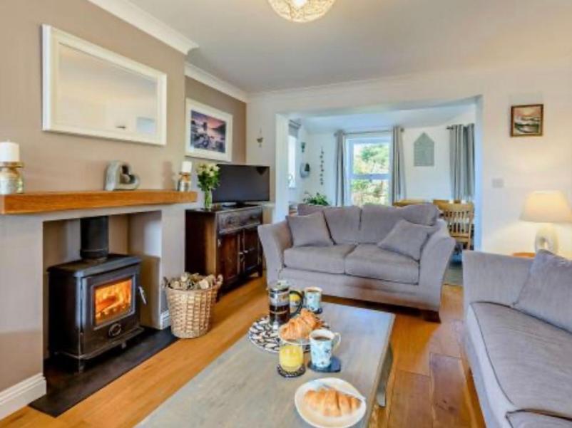 B&B Westward Ho! - Tors View - Luxury Westward Ho Holiday Cottage - Pet and Child Friendly - Near Beach Pubs Shops Coastal Walks Sleeps 1-8 plus babies Free Parking WiFi Towels - Bed and Breakfast Westward Ho!