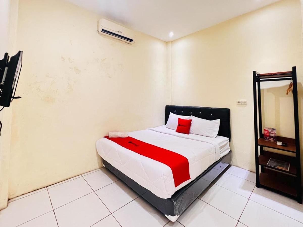 B&B Sidoarjo - RedDoorz near Alun Alun Sidoarjo - Bed and Breakfast Sidoarjo