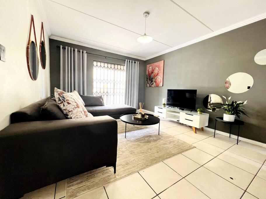 15min to OR TAMBO perfect long stay WiFi & Netflix - Chambres d’hôtes
