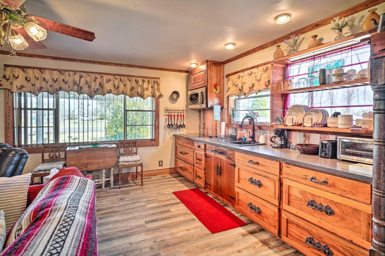 Cozy Lake Charles Studio with Golf Course Views - B&B Lake Charles