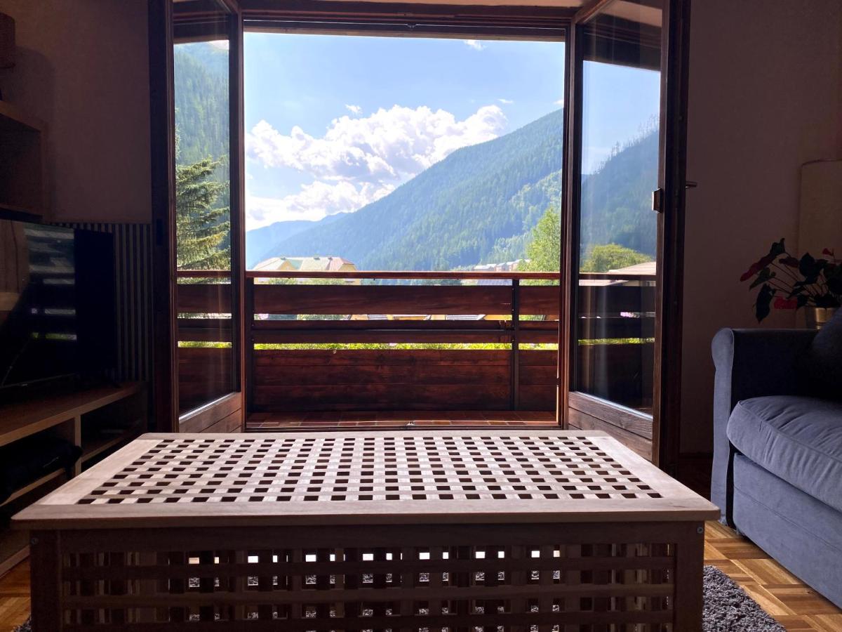 Apartment with Mountain View