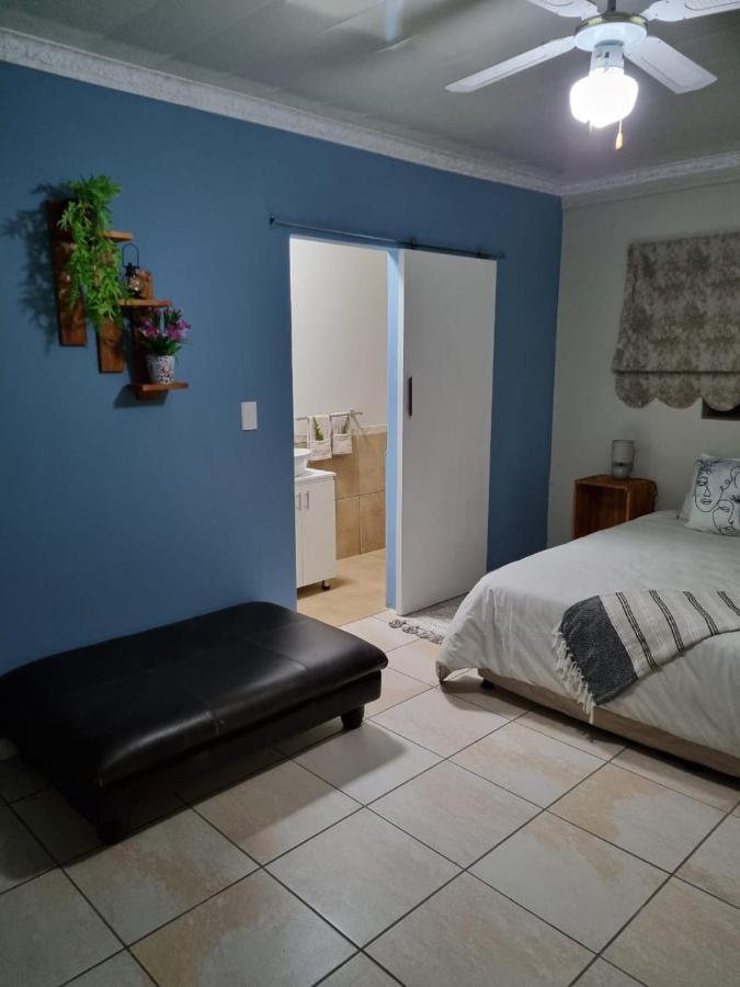 Suite met Kingsize Bed en Uitzicht op Zwembad