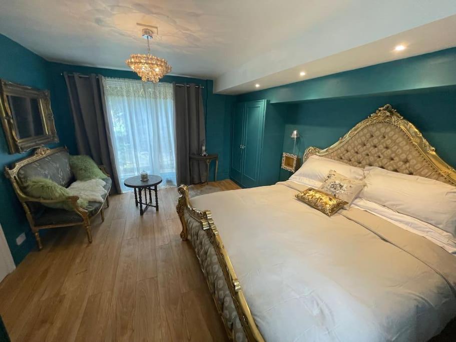 B&B Harvington - The Big Cosy Boudoir Bed + Hot tub - Bed and Breakfast Harvington