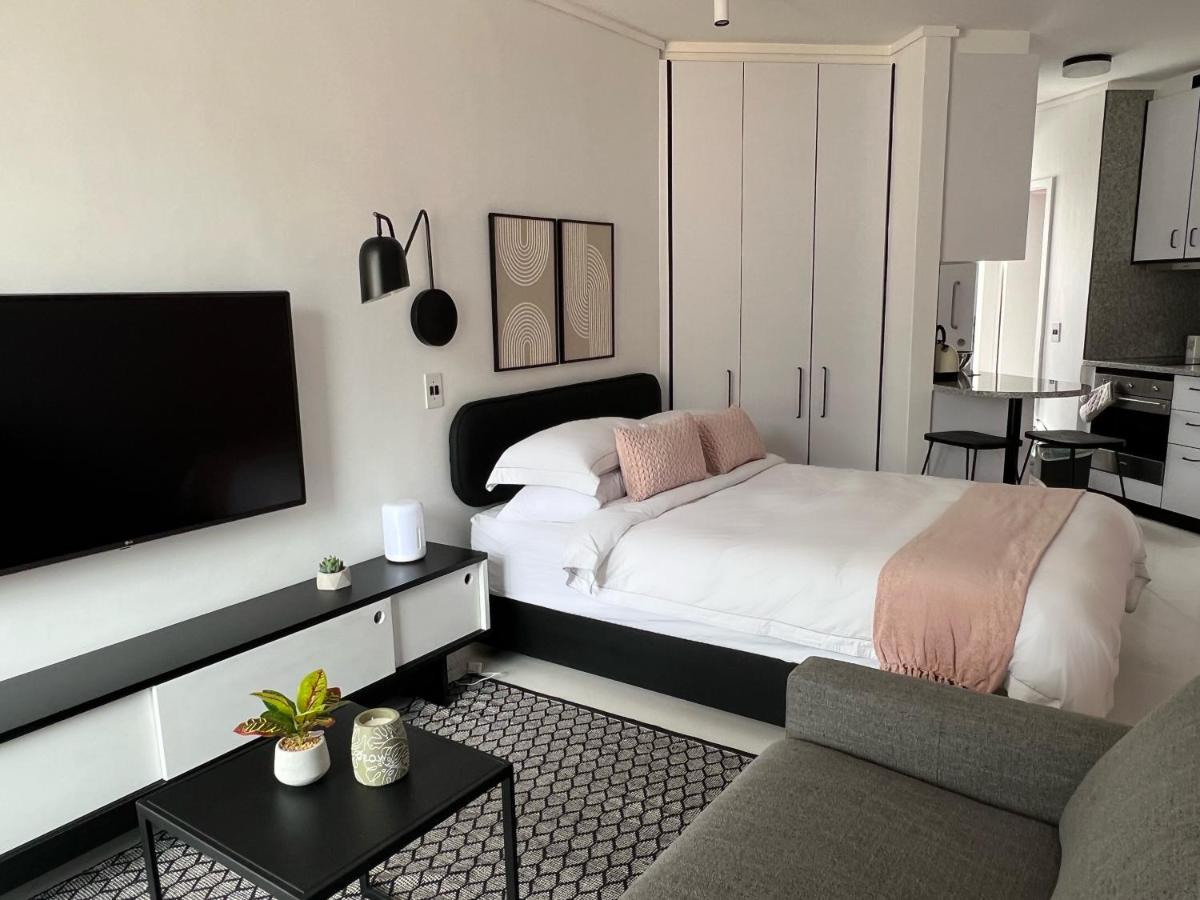 B&B Cape Town - Sea Point Beach Studio - Bed and Breakfast Cape Town