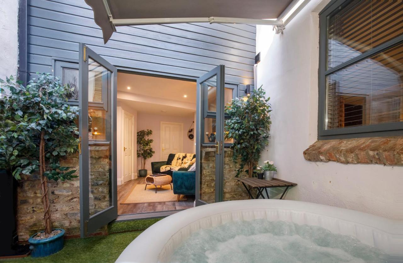 The Holgate Hideaway with Hot Tub - B&B