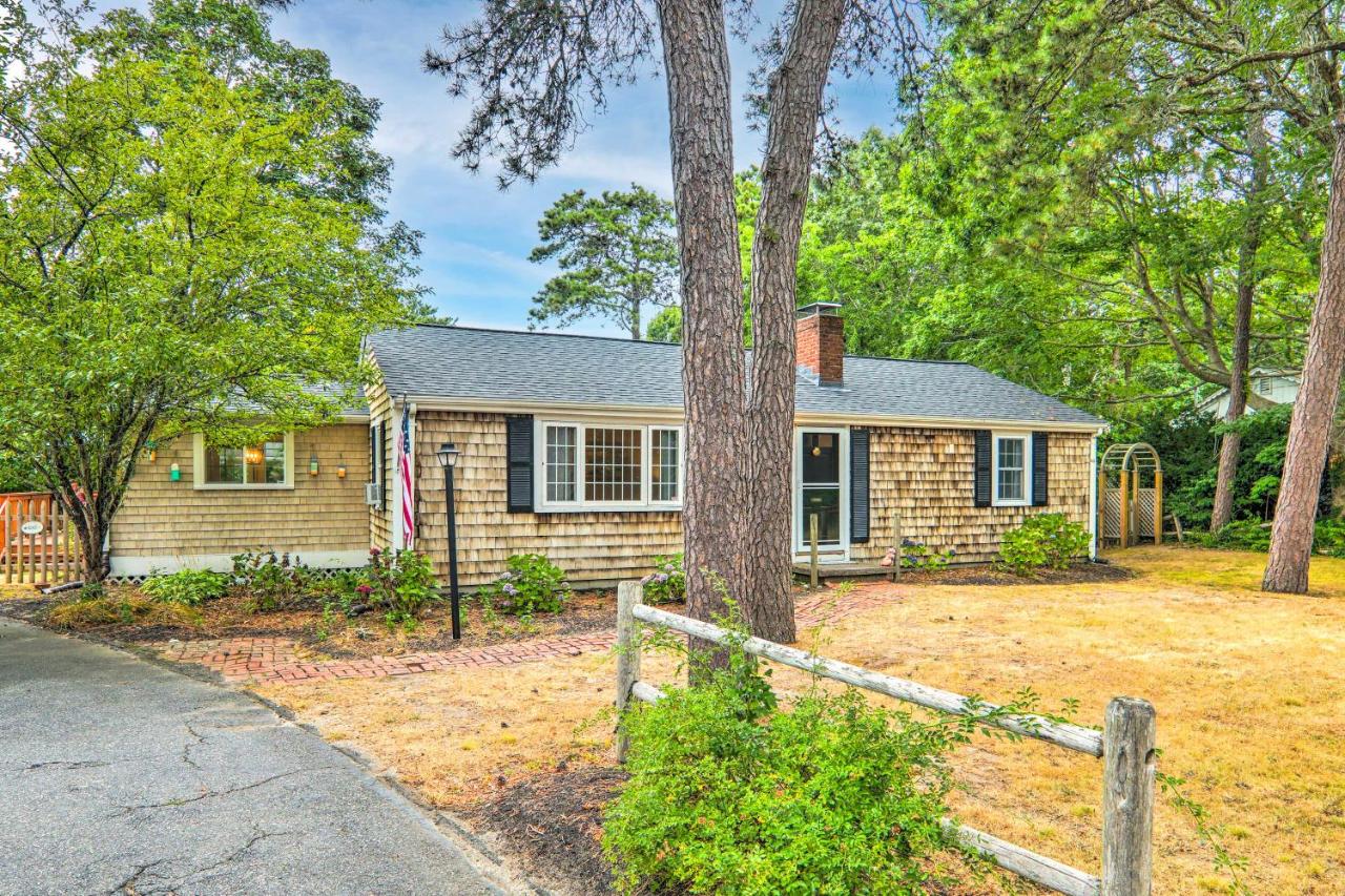 Yarmouth Cottage with Grill and Yard, Walk to Beach - Chambres d’hôtes Yarmouth