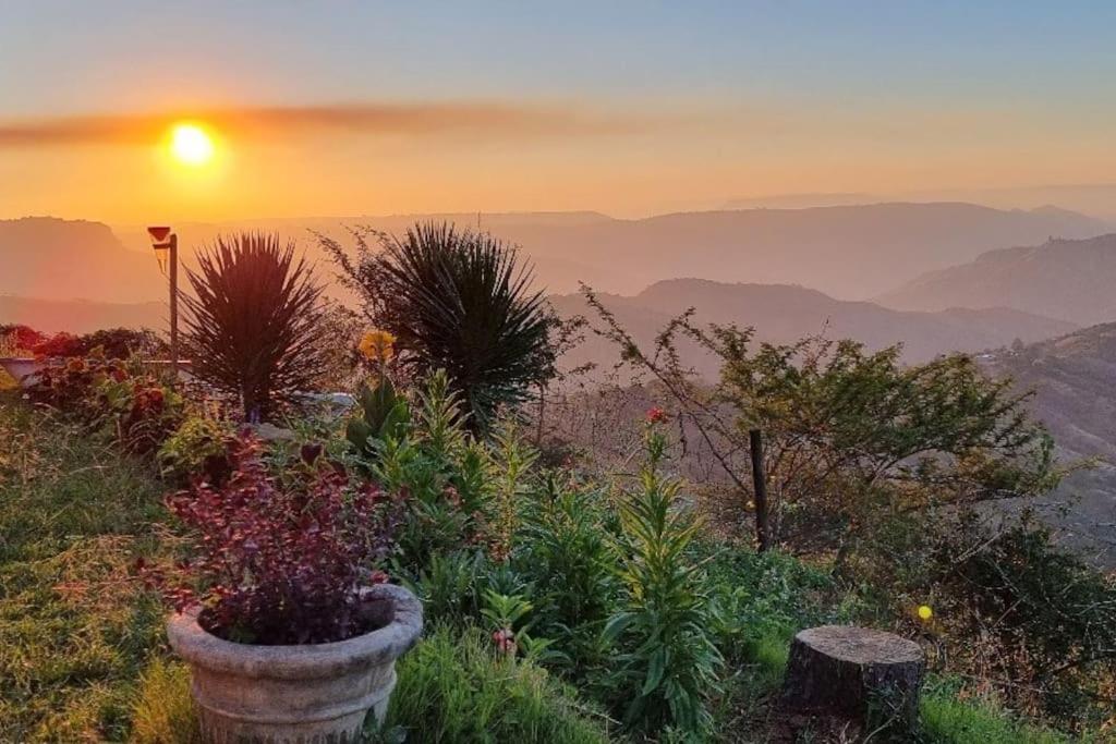 Best view of 1000 Hills with shared pool. - B&B